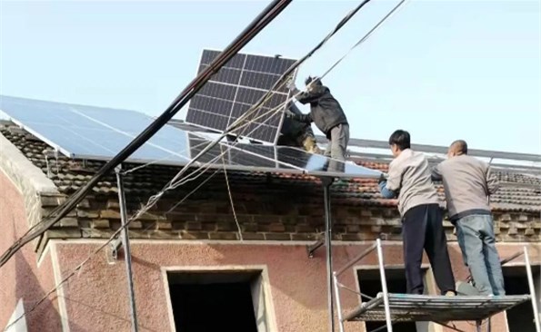光伏發電“照亮”幫扶村發展路——威海產投集團幫扶村光伏發電項目投入運行
