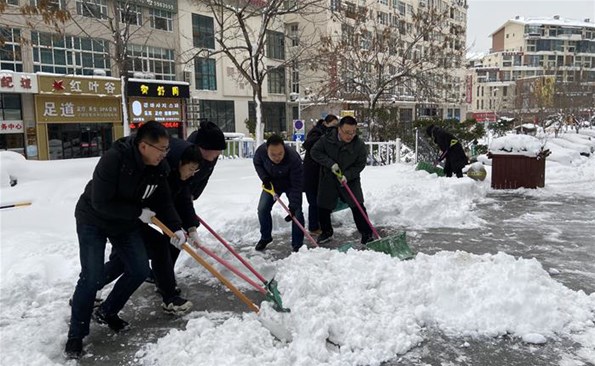 以動制“凍”，溫暖護行——威海產投集團開展清雪行動