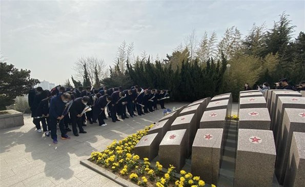 崇尚英雄 爭做先鋒——威海產投集團開展清明節緬懷英烈活動